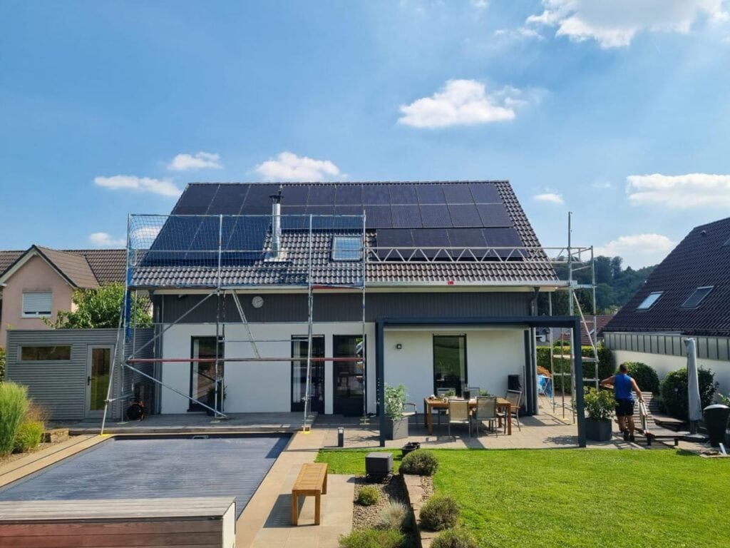 PV-Anlage auf dem Dach eines Eigenheims